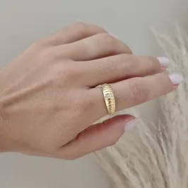 anel texturizado com pedras