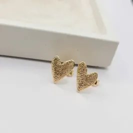brinco coração texturizado