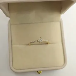 anel trevo cravejado