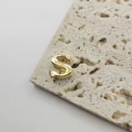pingente letra com detalhe