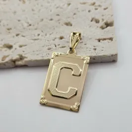 pingente medalha quadrada letra C