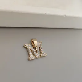 pingente cravejado letra M