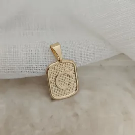 pingente placa pequena letra C