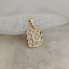 pingente placa pequena letra L