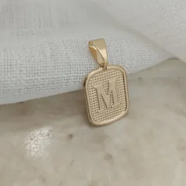pingente placa pequena letra M