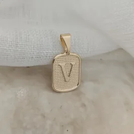 pingente placa pequena letra V