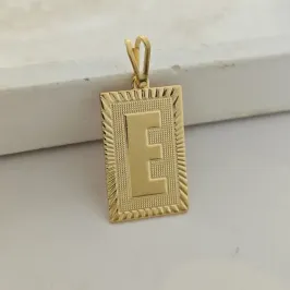 pingente de placa pequeno letra E