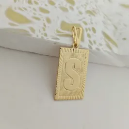 pingente de placa pequeno letra S