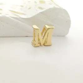 pingente letra com detalhe