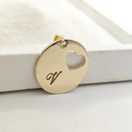 pingente medalha coração letra V