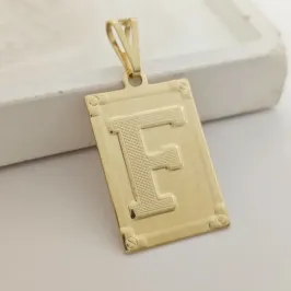 pingente medalha quadrada letra F