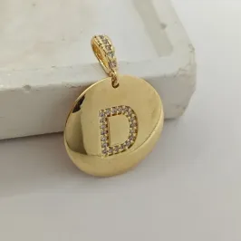 pingente redondo com zirconia letra D