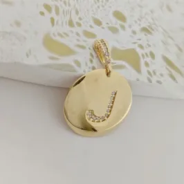 pingente redondo com zirconia letra J