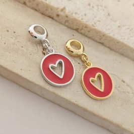 berloque coração resinado