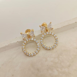 brinco laço com pingente redondo