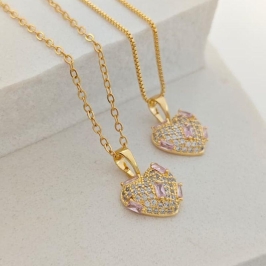 coração cravejado com pedra rosa