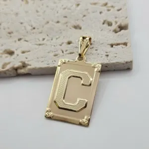 pingente medalha quadrada letra C