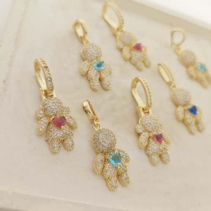 pingente de criança cravejada