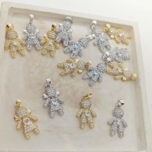 pingente de criança cravejada