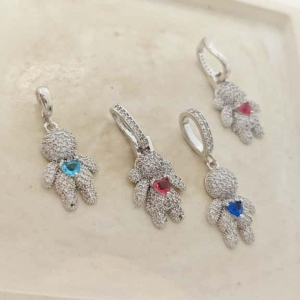 pingente de criança cravejada rhodio