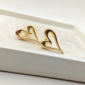 Brinco coração vazado