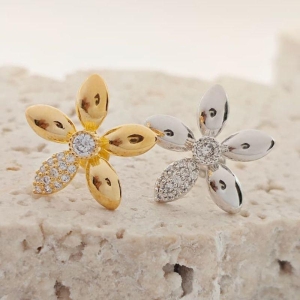 brinco flor com zirconia rhodio