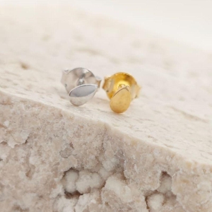 brinco mini gota achatada