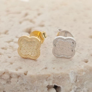 brinco trevo com textura rhodio