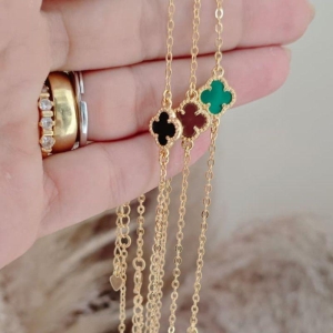 chocker 3 trevos marrom