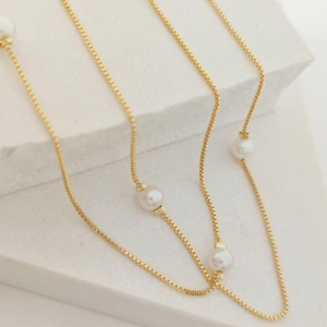 chocker com pérola espaçada