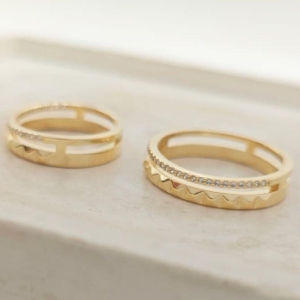 anel duplo com textura e zirconia