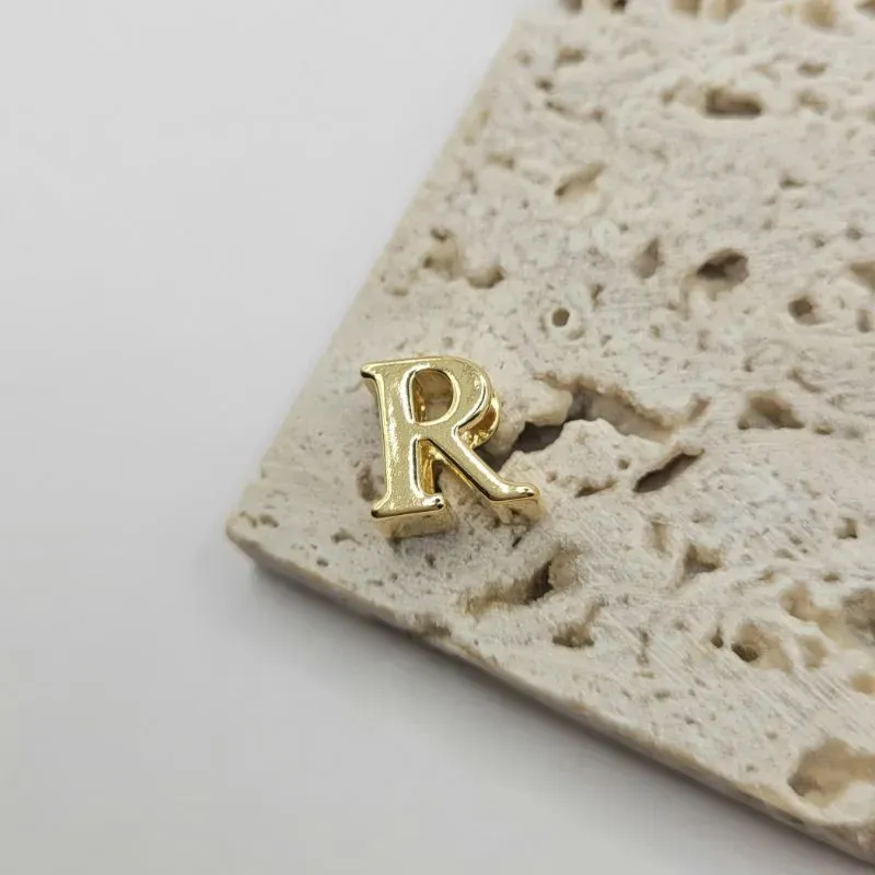 pingente letra com detalhe