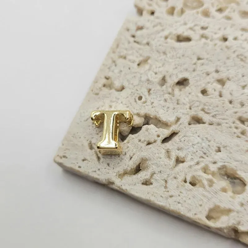 pingente letra com detalhe