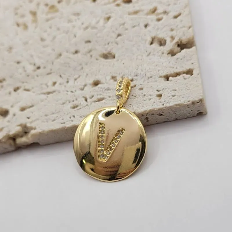 pingente redondo com zirconia letra V