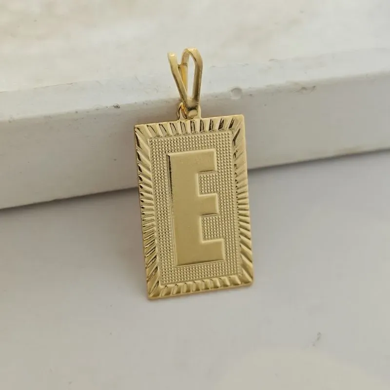 pingente de placa pequeno letra E