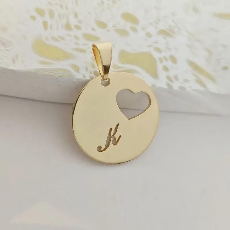 pingente medalha coração letra K