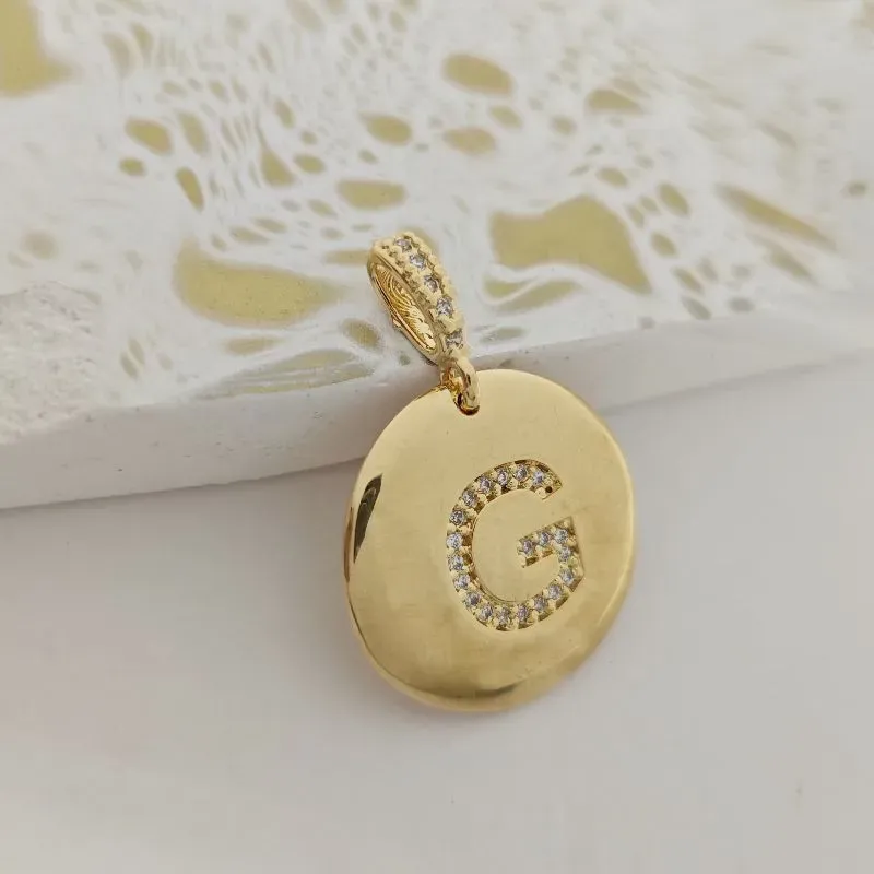 pingente redondo com zirconia letra G