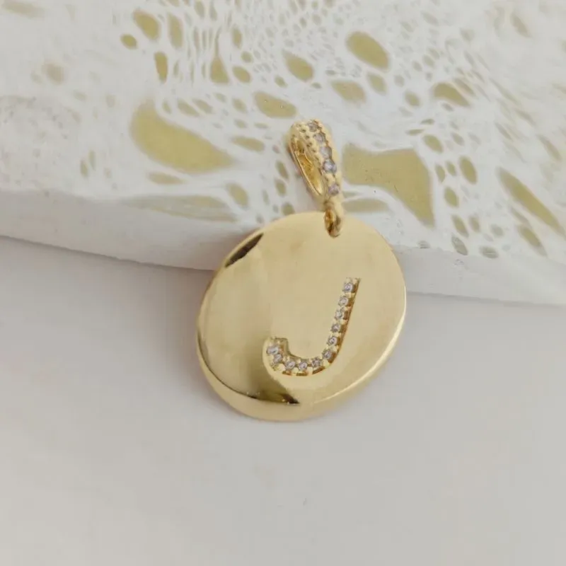 pingente redondo com zirconia letra J