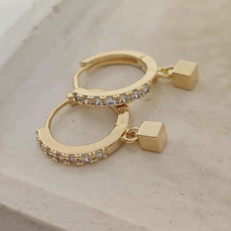 argolinha forma geometrica cravejada M