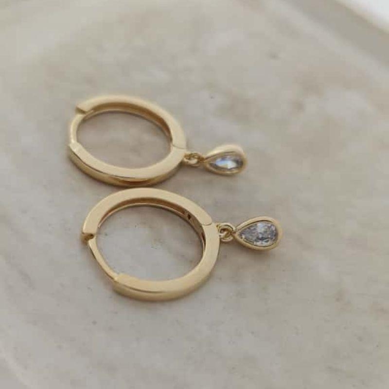 argolinha lisa com gota de pedra