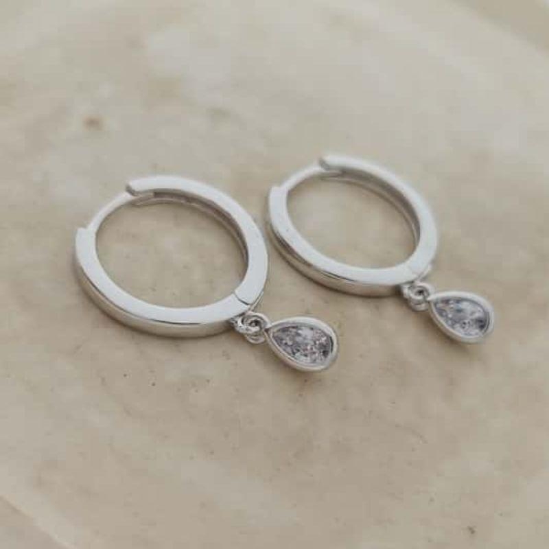 argolinha lisa com gota de pedra rhodio