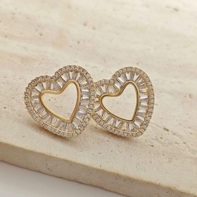 brinco coração cravejado e vazado