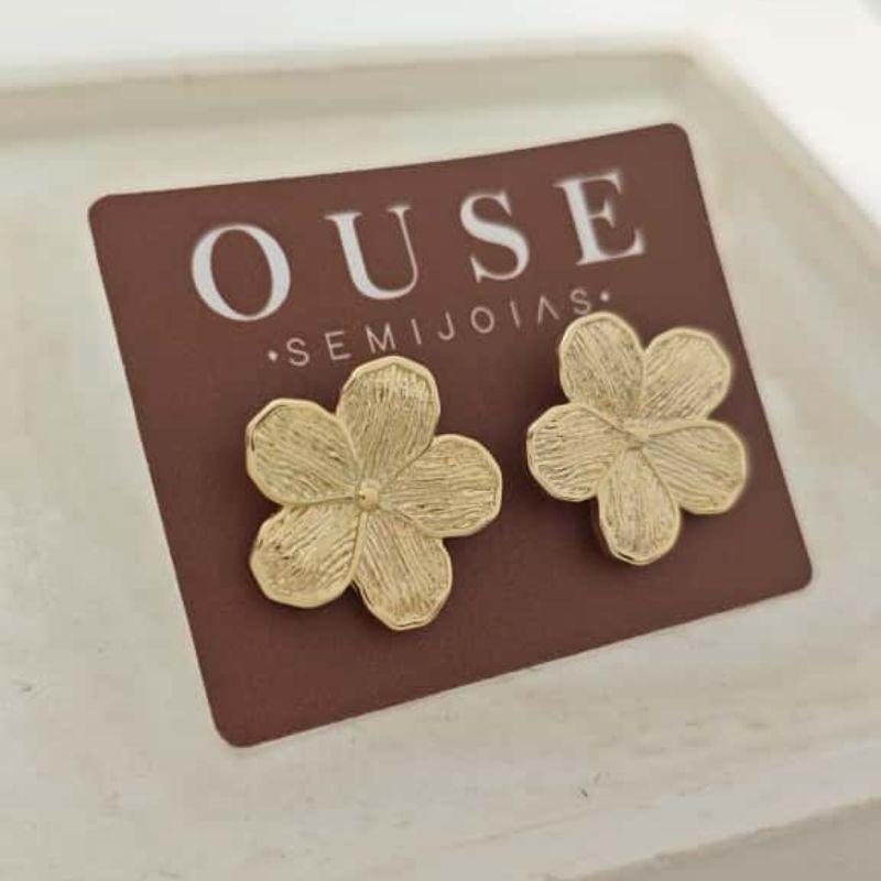 brinco de flor texturizada