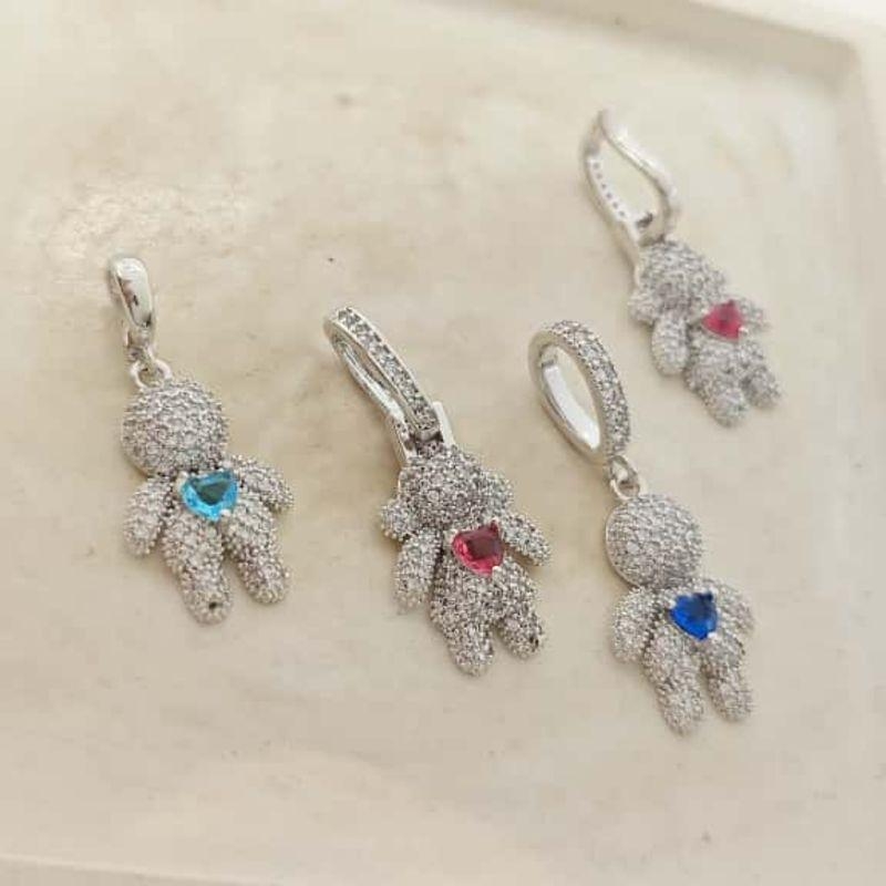 pingente de criança cravejada rhodio