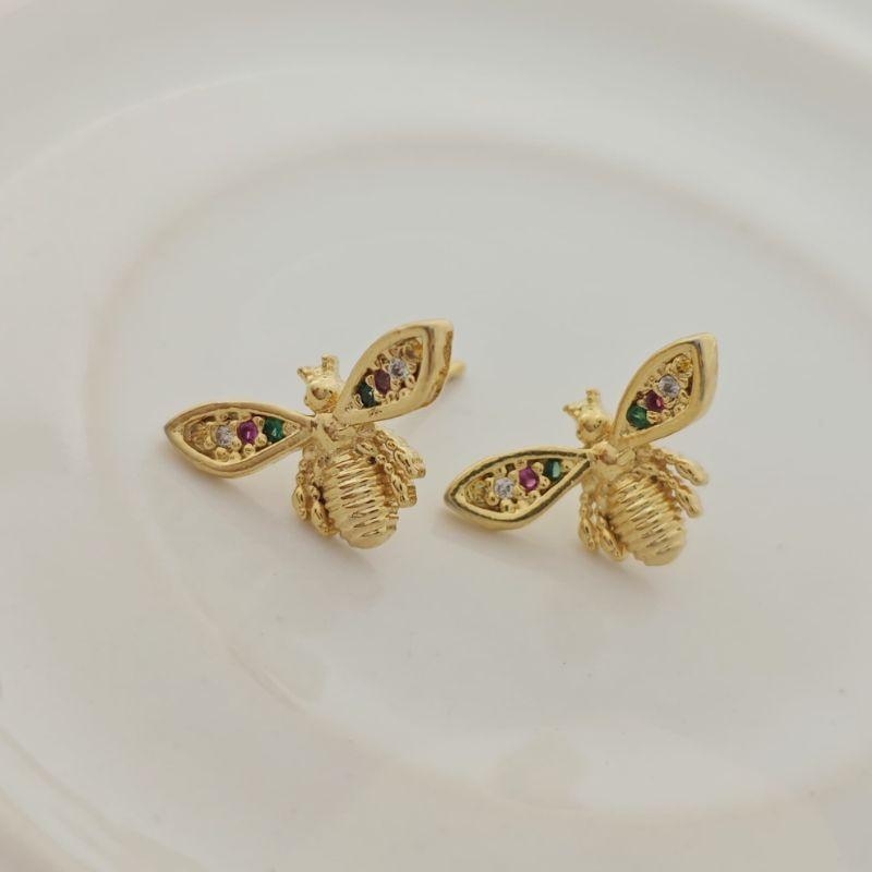 brinco mosca com pedra colorida