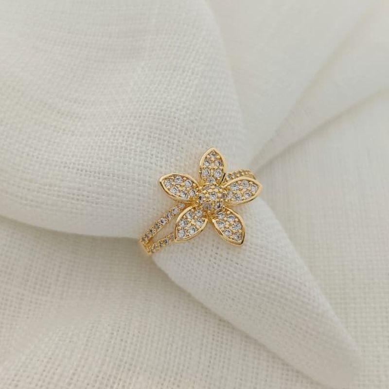 anel de flor cravejada