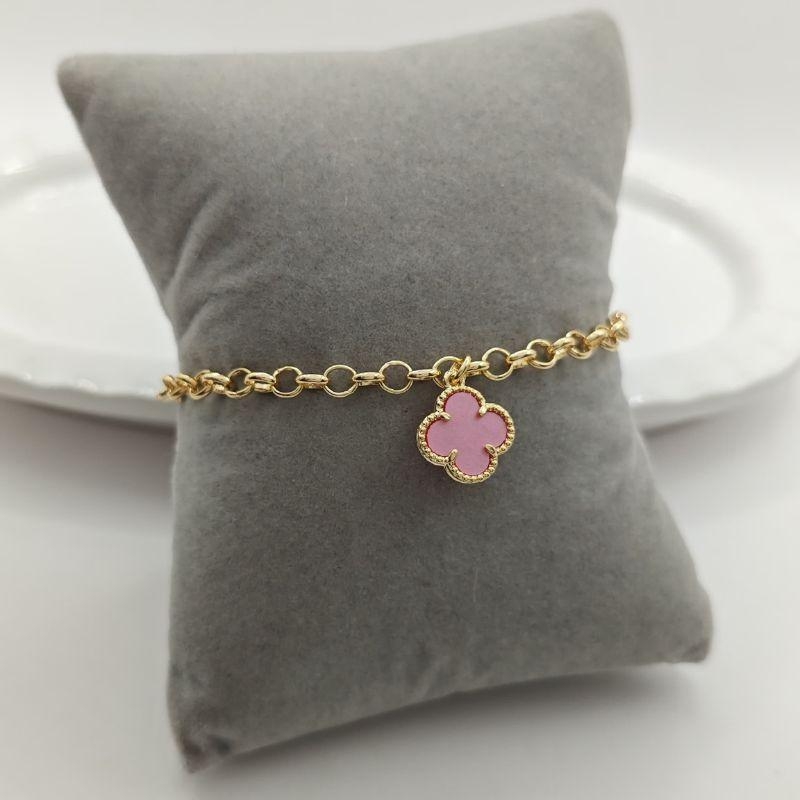 pulseira trevo rosa pendurado