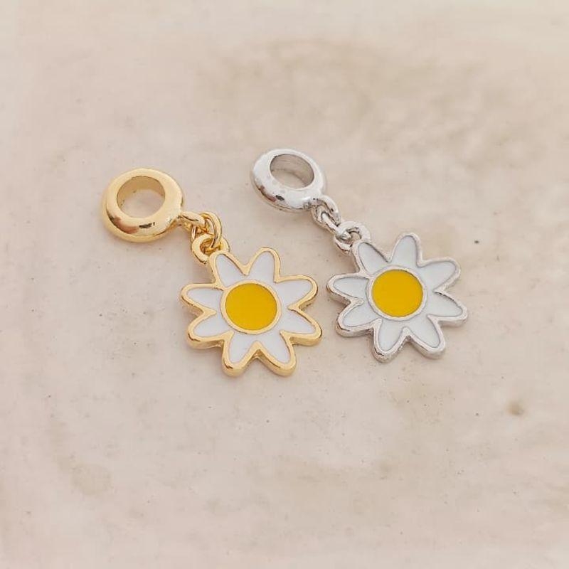 berloque flor branca rhodio