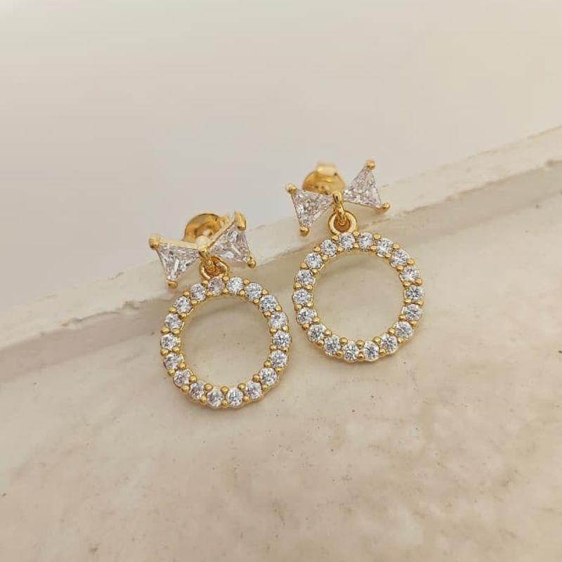 brinco laço com pingente redondo