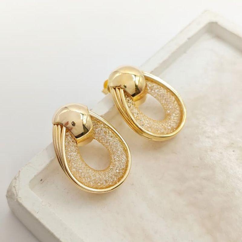 brinco oval com cristais